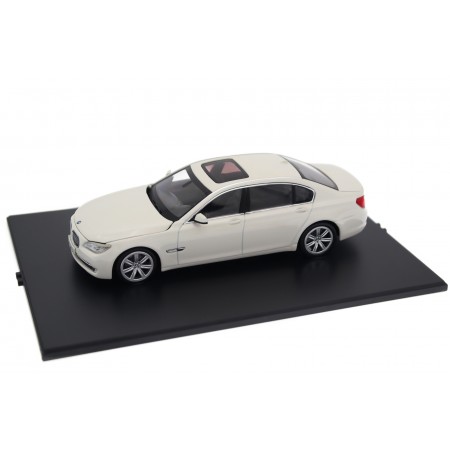 1/43 Minichamps 80420445201 BMW 7 Series 750Li F02 2008 - Alpine White