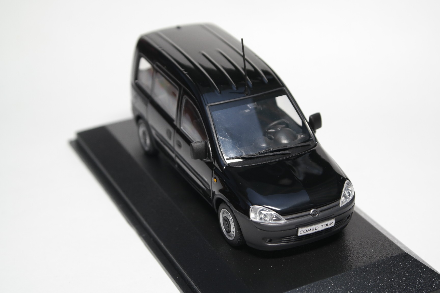 Minichamps Opel Combo Tour Modellauto 1:43 - Detailgetreue Sammleredition