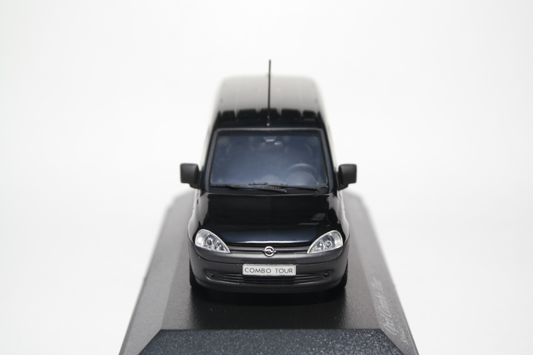 OPEL COMBO Jaune MINICHAMPS 1:43 de reference