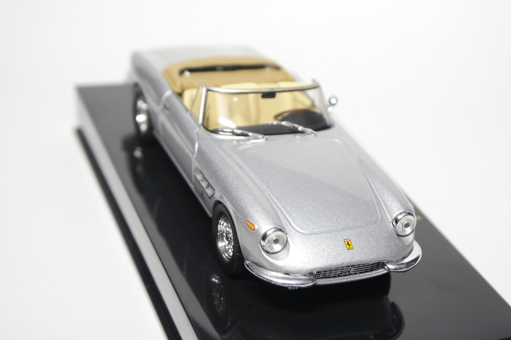 Ferrari 330 GTS - Diecast Ukraine