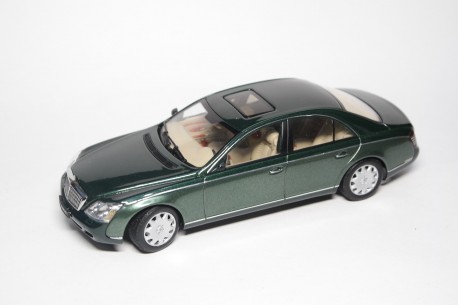AUTOart Maybach 57 SWB Limousine W240 2002 - Ireland Dark Green Metallic/Ireland Middle Green Metallic