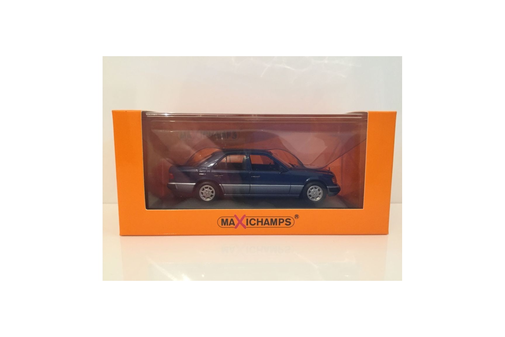 MERCEDES-BENZ E-CLASS 230E (W124) 1991, blue metallic, 1:43 Maxichamps, 94003700
