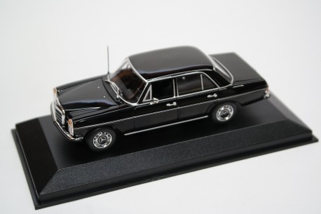 Maxichamps Mercedes-Benz 200 D W115 1968 - Black