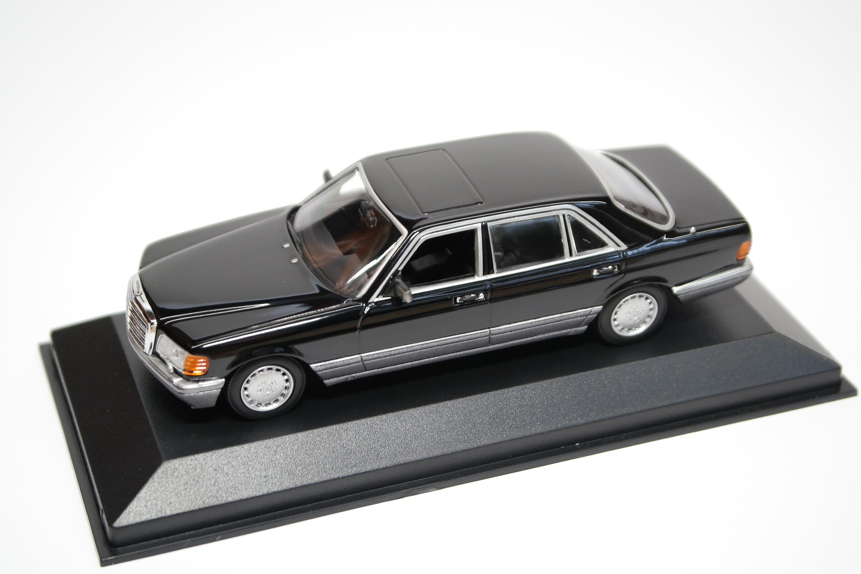 Mercedes-Benz 560 SEL - Diecast Ukraine