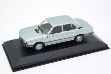 Maxichamps BMW 520 E12 1974 - Sapphire Blue Metallic
