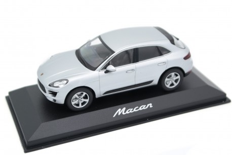 Minichamps Porsche Macan 2.0 L4 95B 2014 - Rhodium Silver Metallic