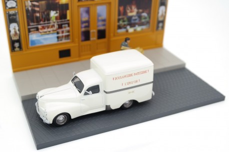 Altaya Peugeot 203 Van with Diorama Boulangerie Pâtisserie 1953 - White