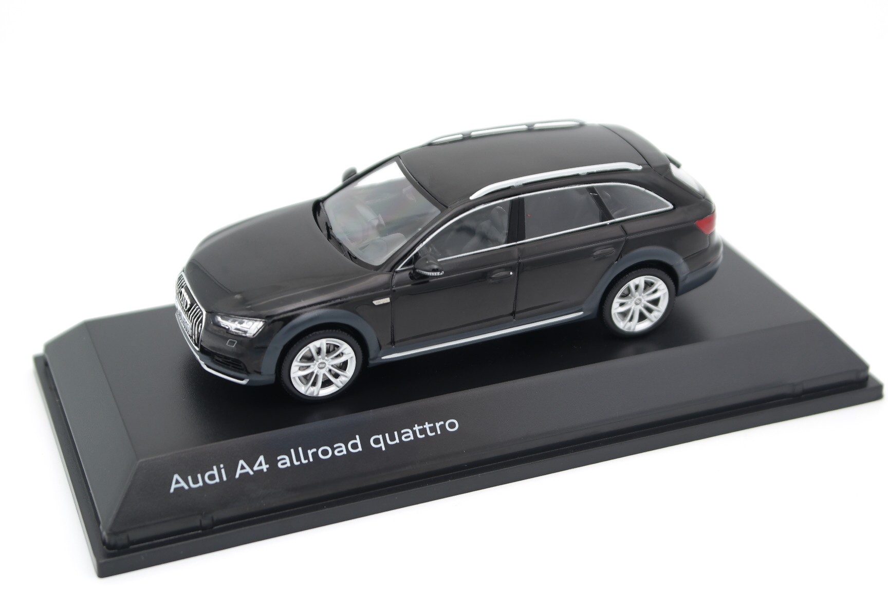 Audi A4 allroad Mythos Black 1:43 Spark Dealer Pack Modellauto Miniatur 4613