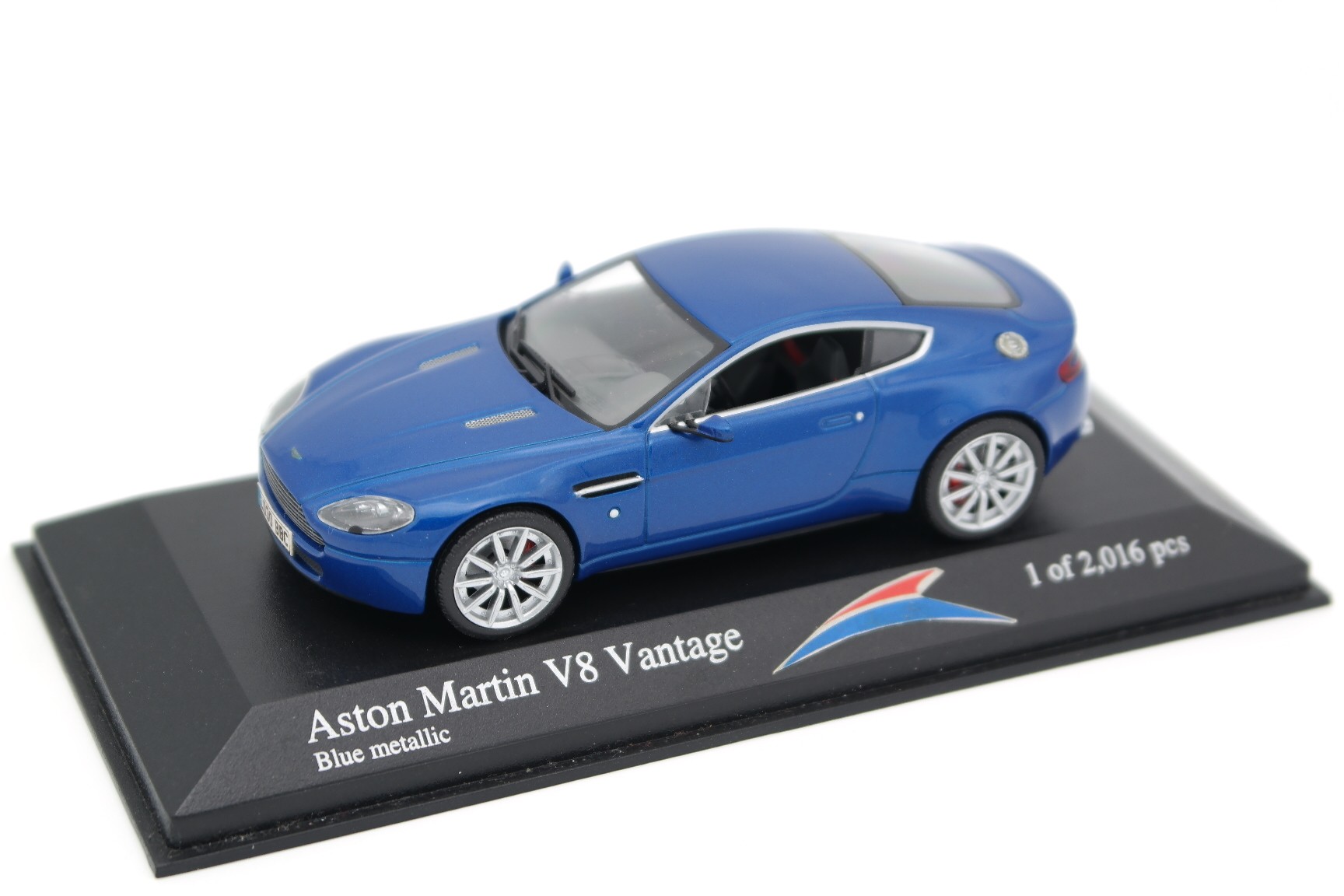 400137420 Minichamps Aston Martin V8 Vantage Black 1:43