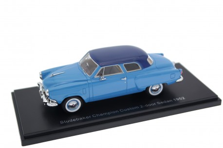 Neo Scale Models Studebaker Champion Custom 2-door Sedan F1 1952 - Maui Blue with Nocturne Blue Roof