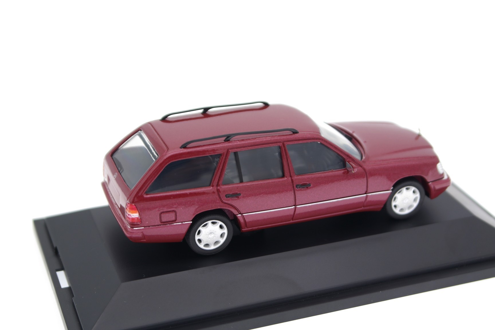 VOITURE MERCEDES-BENZ E320 LIMOUSINE ROUGE 1/43 HERPA EN BOITE