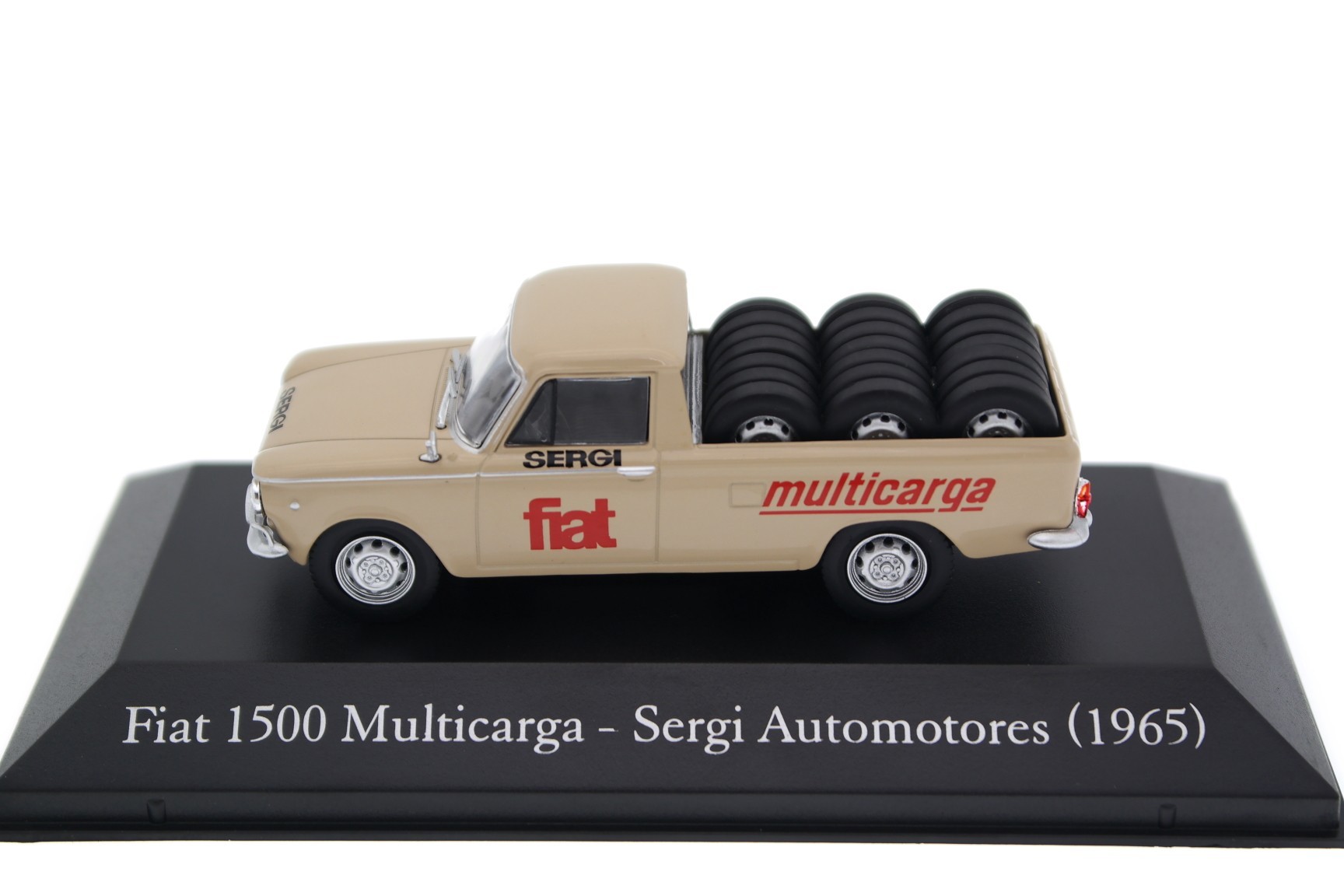 A collectible scale model Fiat 1500 Multicarga from Altaya