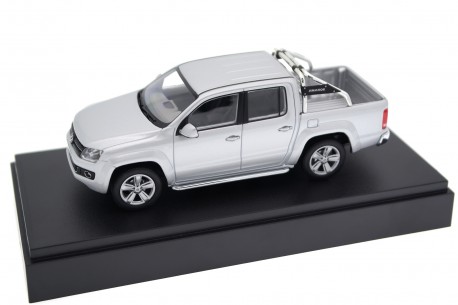 Minichamps Volkswagen Amarok Highline 2.0 TDI Double Cab 2H 2010 - Reflex Silver Metallic