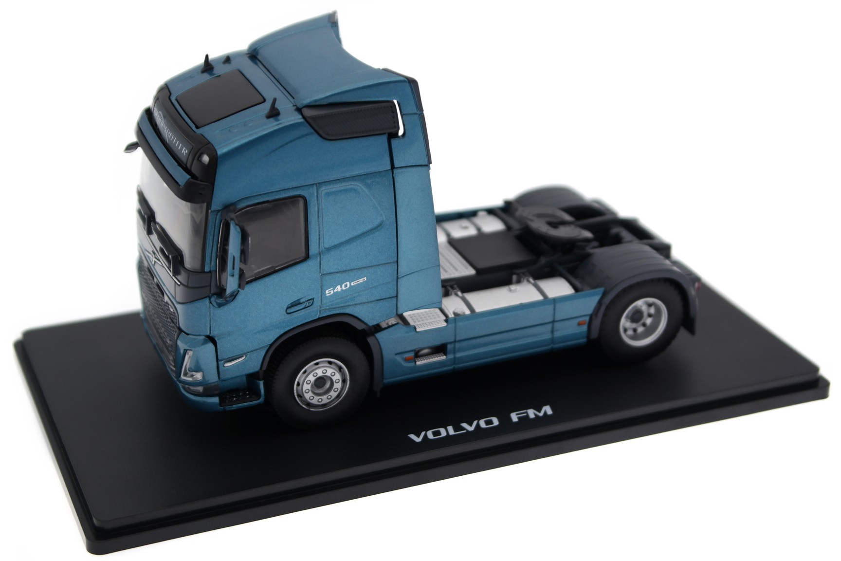 Коллекционная масштабная модель Volvo FM 4x2 Tractor от Eligor