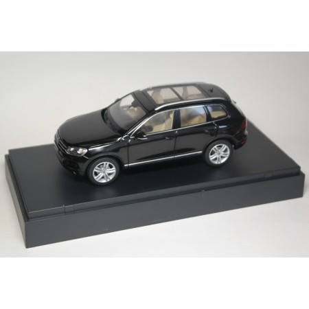 Schuco Volkswagen Touareg II 7P5 2010 - Deep Black Perleffekt