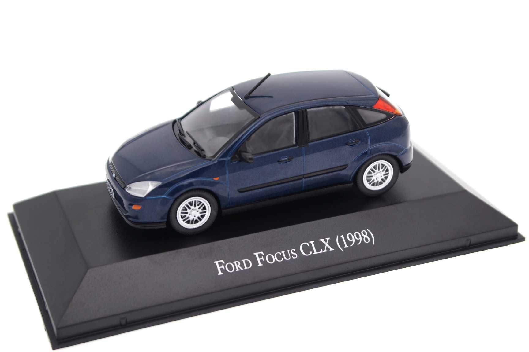 新品　ミニカー　1/43『Ford Focus 2000 GHIA』シルバー 669ea35a8f53e.jpg