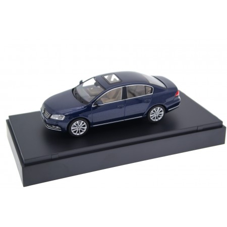 Schuco Volkswagen Passat B7 Highline Limousine 2010 - Night Blue Metallic