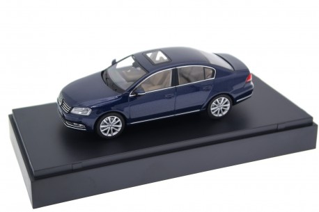Schuco Volkswagen Passat B7 Highline Limousine 2010 - Night Blue Metallic