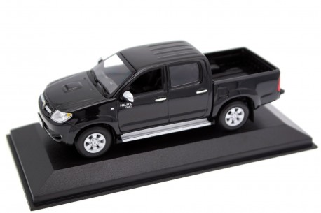 Minichamps Toyota Hilux VII Dual Cab D-4D 4-door AN10 2006 - Black Sand Pearl