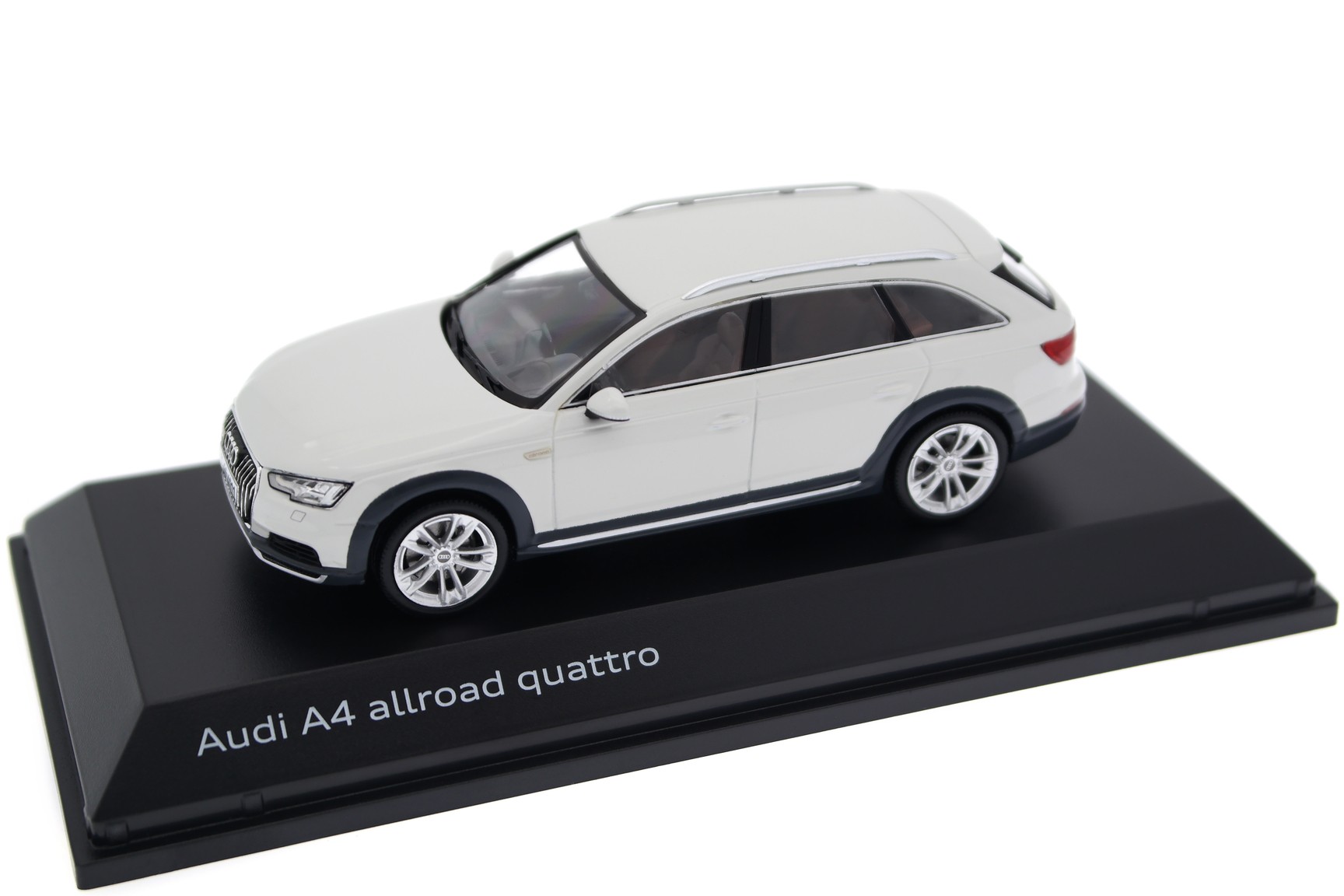 Коллекционная масштабная модель Audi A4 Allroad от Spark