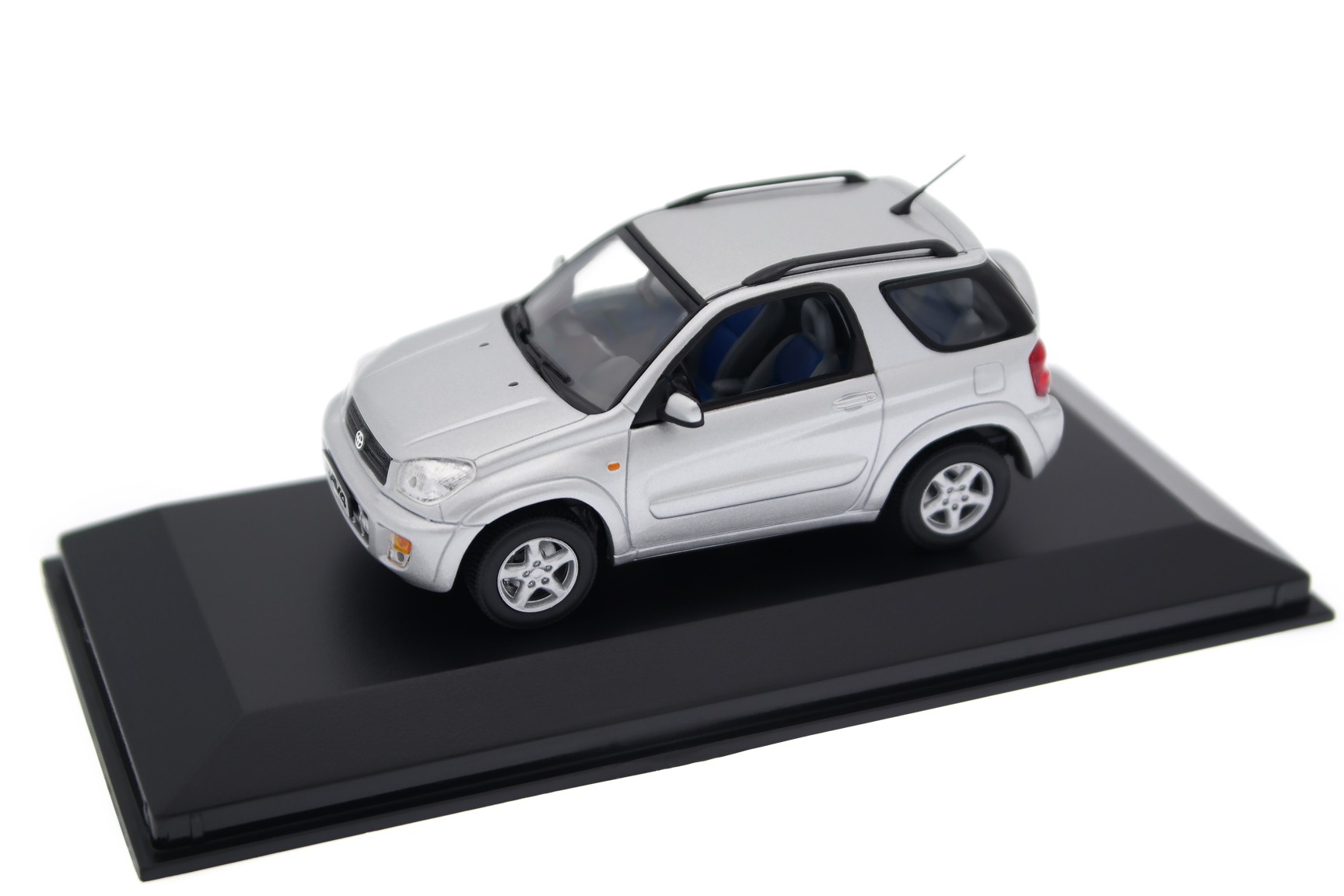 Коллекционная масштабная модель Toyota RAV4 от Minichamps