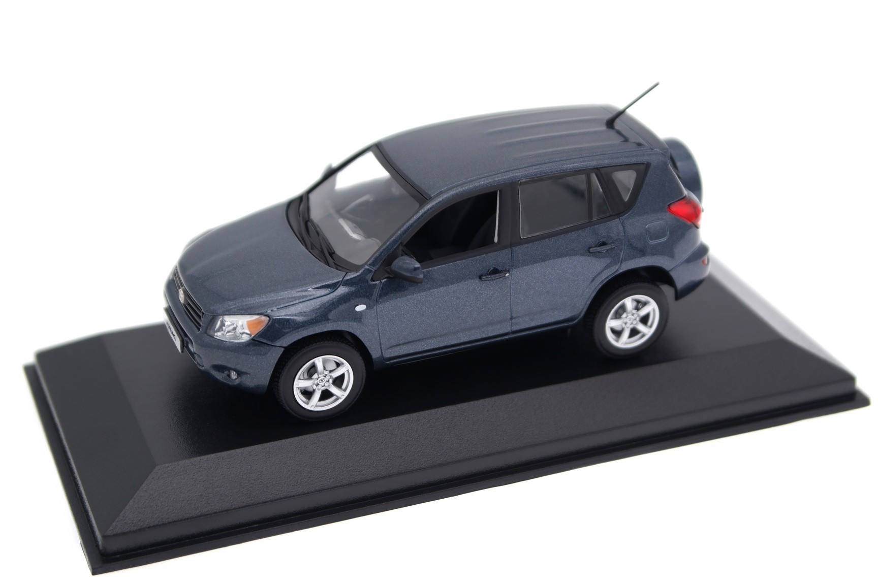 Коллекционная масштабная модель Toyota RAV4 от Minichamps