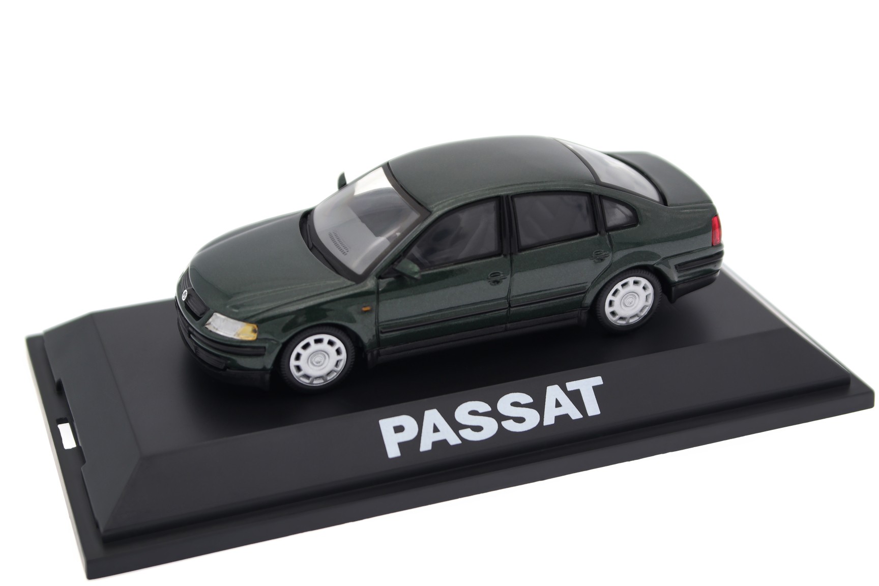 Коллекционная масштабная модель VW Passat от Schuco