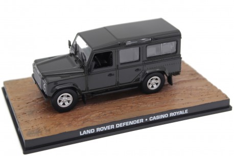 Universal Hobbies Land Rover Defender 110 Station Wagon "Casino Royale" 2005 - Dark Olive