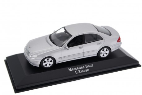 Minichamps Mercedes-Benz E-Class Avantgarde W211 2002 - Brilliant Silver Metallic