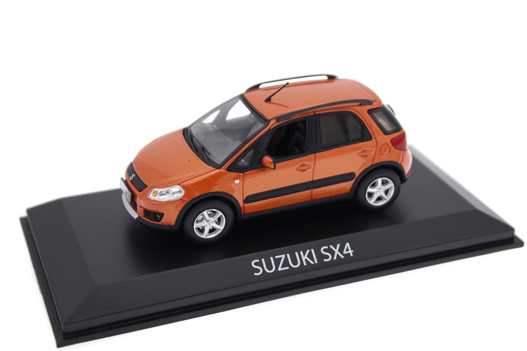 Коллекционная масштабная модель Suzuki SX4 от Norev