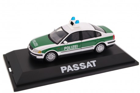Schuco Volkswagen Passat Limousine B5 Polizei FuStW TDI 3B 1997 - Candy White/Mint Green