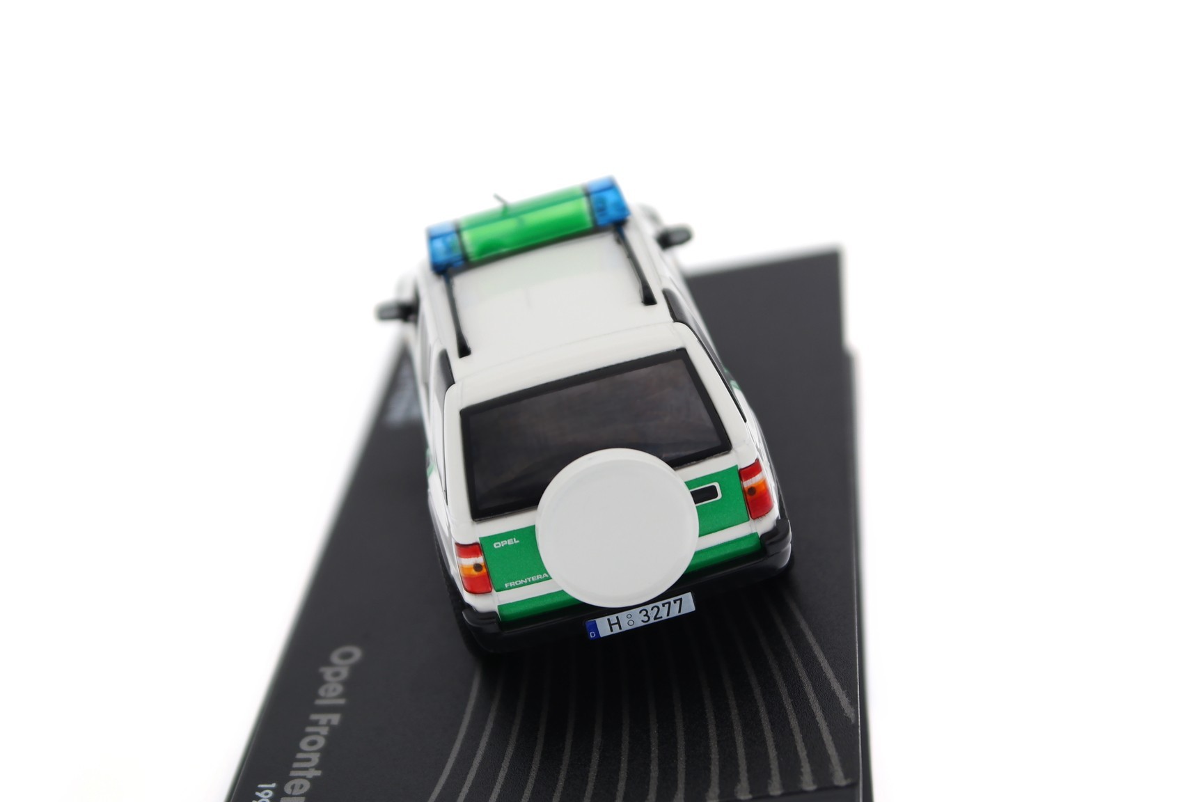 Gamme Opel Frontera Police en blanc/vert au 1:43
