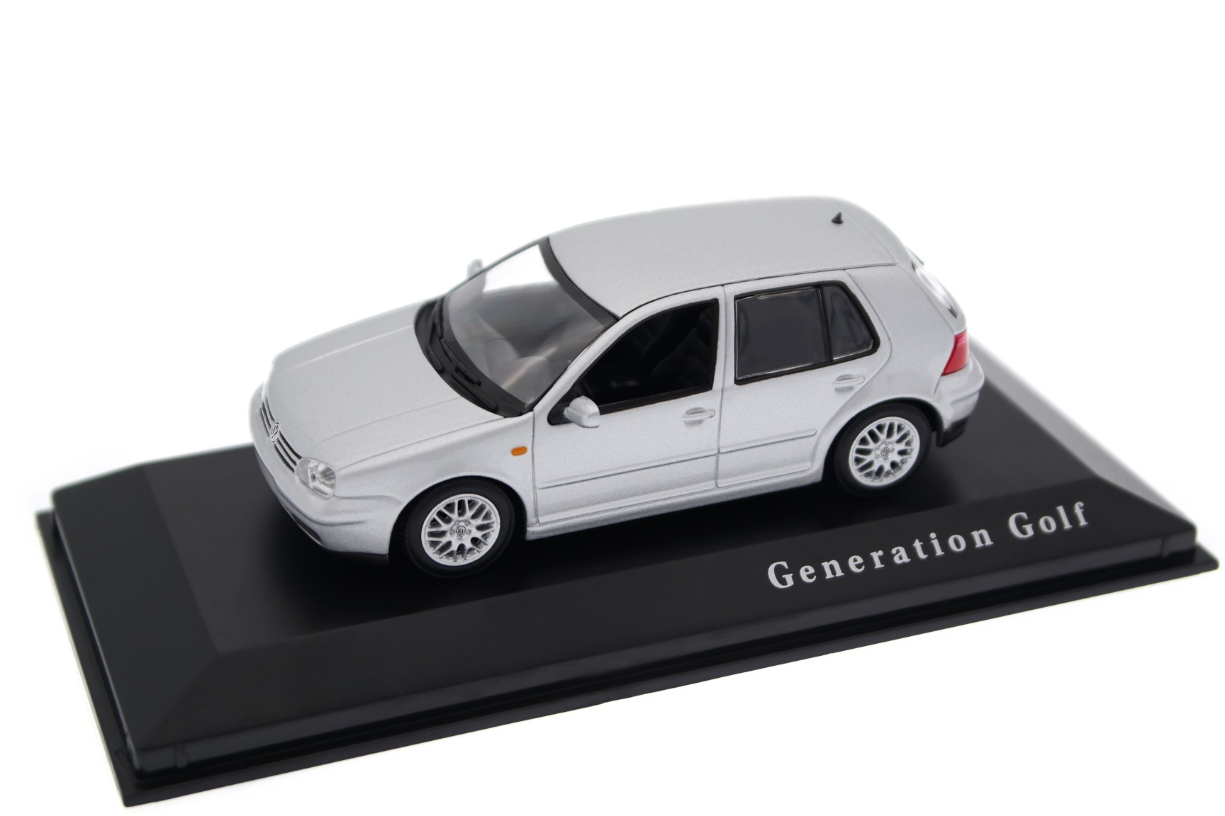 1/43 VW Golf シルバーメタリック2020MY A collectible scale model VW Golf GTI from Minichamps