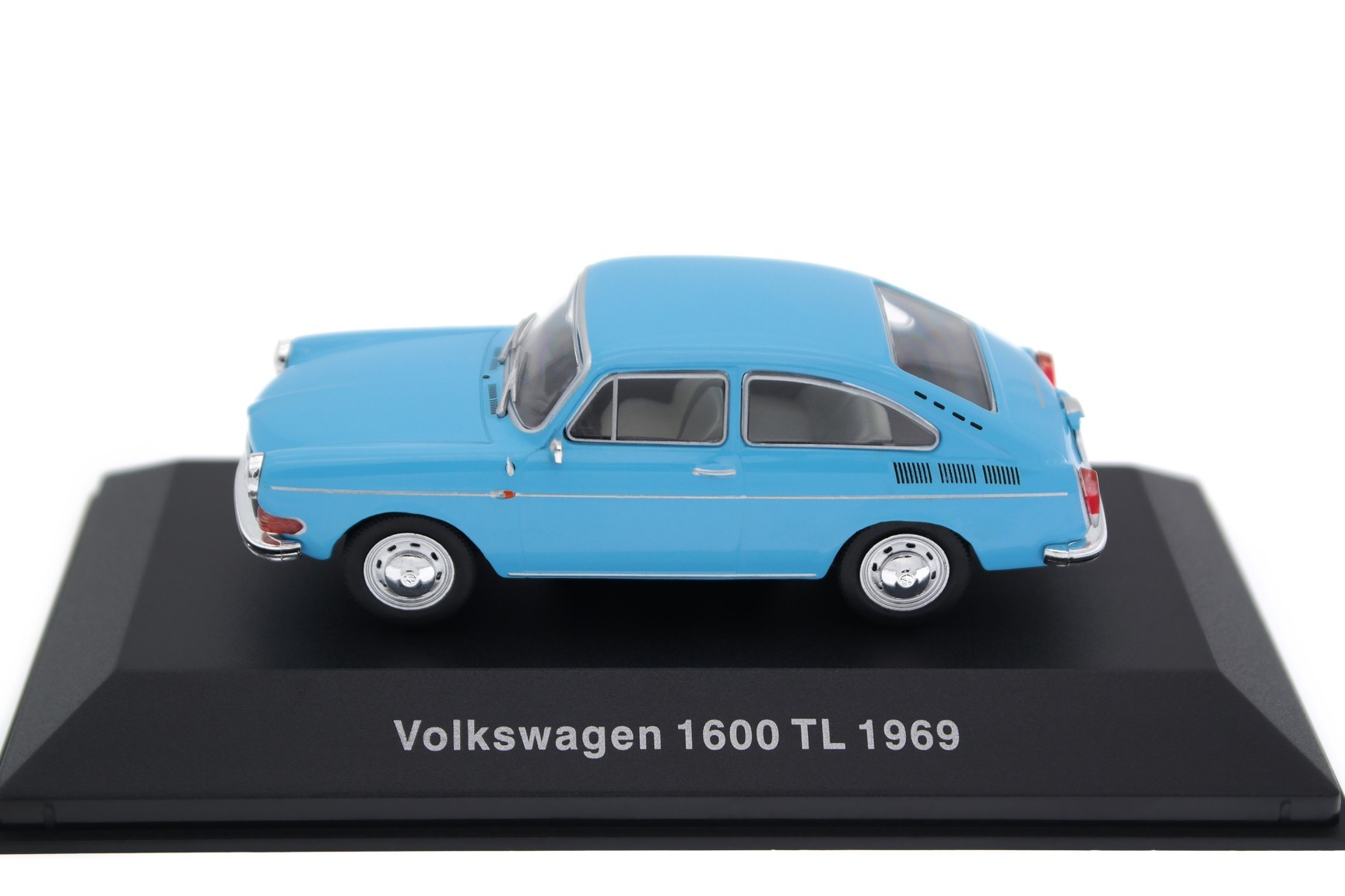 ミニチャンプス 1/18 VW 1600TL ファーストバック ライトブルー A collectible scale model VW 1600 TL Fastback from Altaya