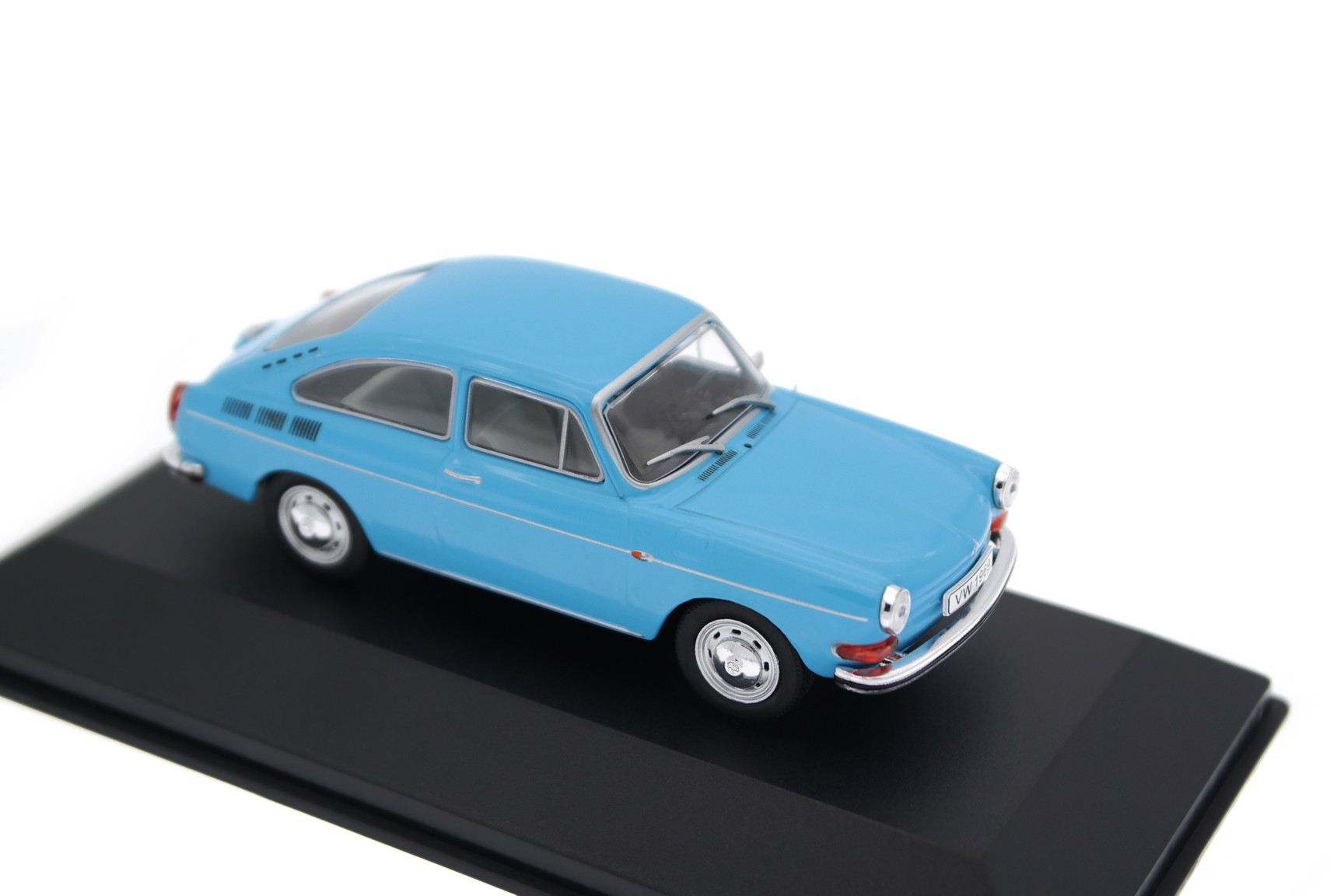 ミニチャンプス 1/18 VW 1600TL ファーストバック ライトブルー Volkswagen 1600 TL Fastback (1966) – DIECAST MODEL FEVER