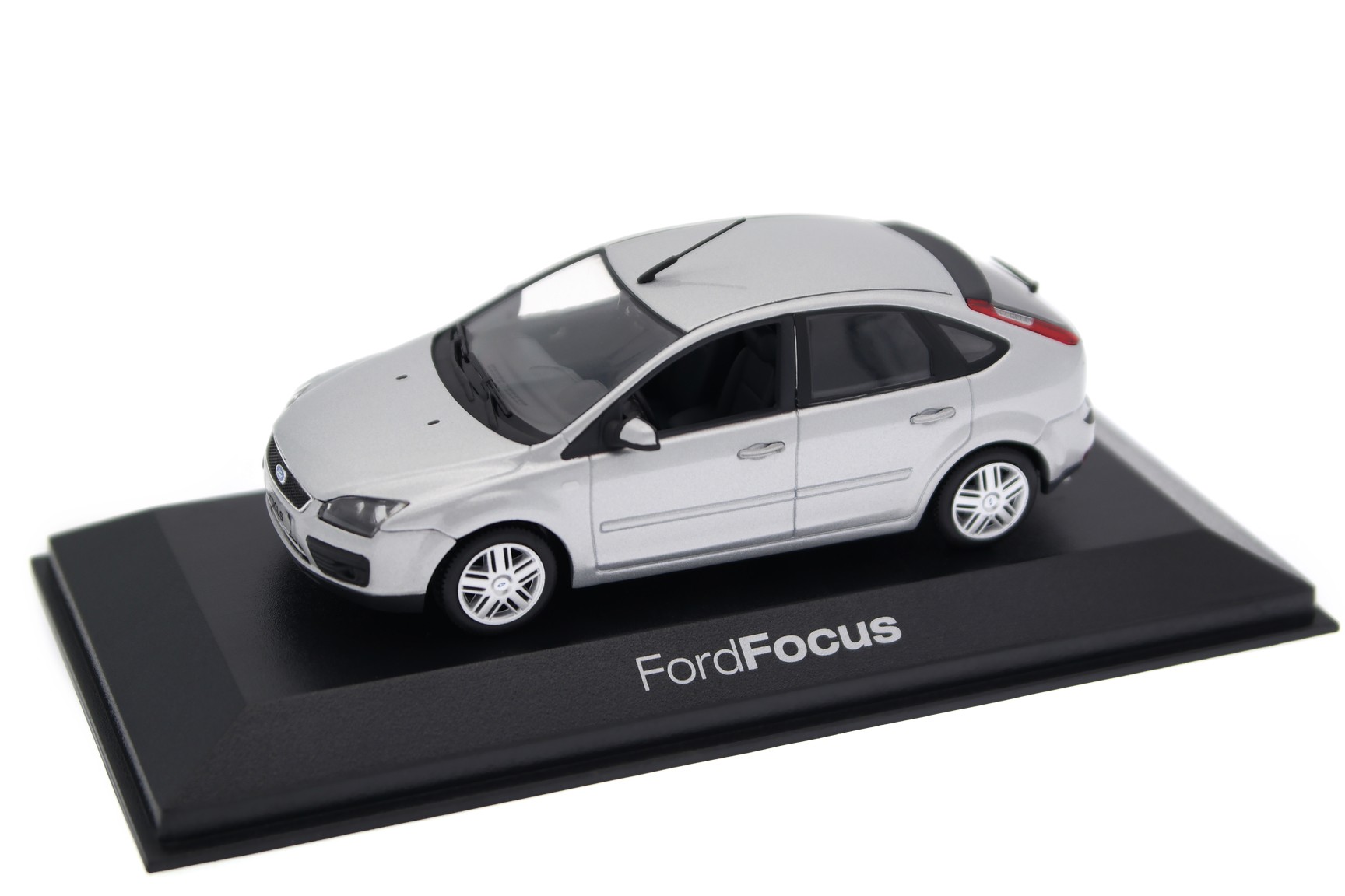 新品　ミニカー　1/43『Ford Focus 2000 GHIA』シルバー Автомодель Ford Focus 1999 1:43 – іграшки з доставкою від ROZETKA