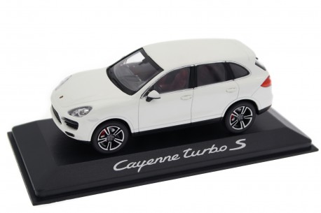 Minichamps Porsche Cayenne Turbo S 4.8 V8 958 92A 2012 - Carrara White