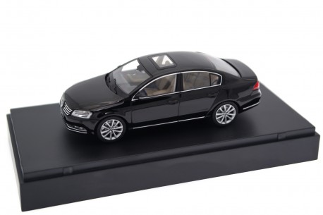 Schuco Volkswagen Passat B7 Highline Limousine 2010 - Deep Black Pearl Effect