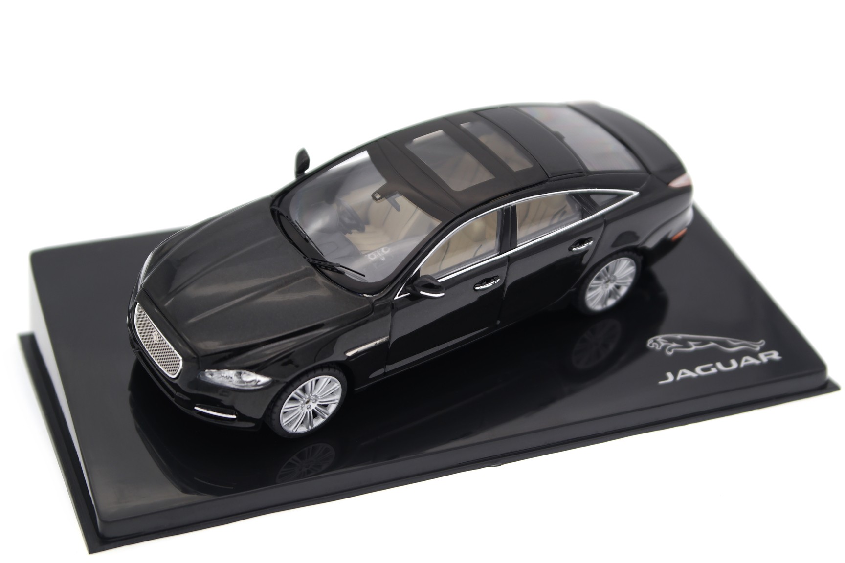 1/43 IXO 50JDCAXJ Jaguar XJ Luxury SWB X351 2010 - Black Amethyst
