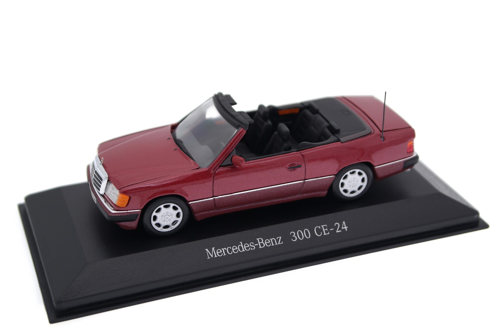 Коллекционная масштабная модель Mercedes-Benz 300 CE-24 от Minichamps